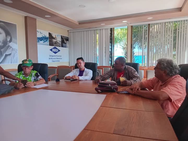 En la mañana de hoy se realiza Reunión de Inversiones, chequeando las Inversiones en proceso con los Constructores, Proyecto y la ESIH.
#DPRH
#LatirAvileño