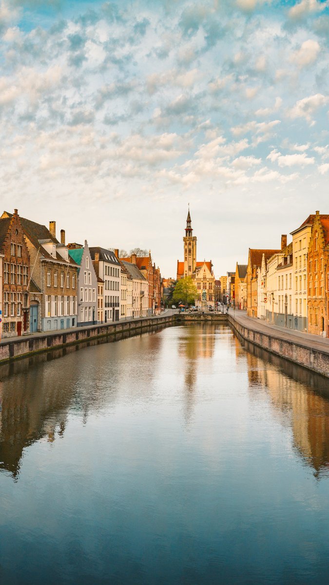 Bruges, entre la nuit et la journée. Personne. Ambiance parfaite pour profiter des lieux #bruges