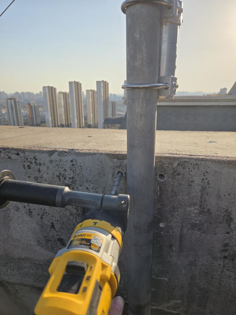 AsjsCat's tweet photo. Set up a 10.5 meter shortwave antenna. https://t.co/PbQyVtS2Vi