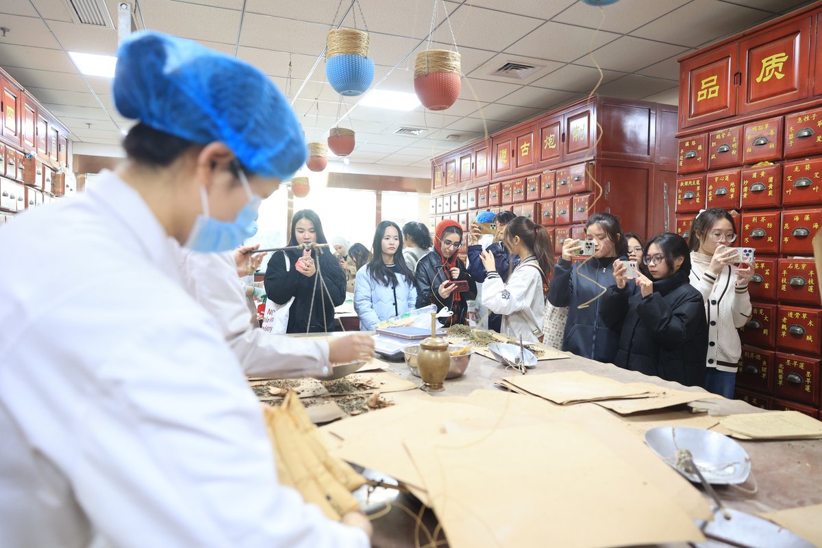 TCM goes global in Jinan! 23 international students from 9 countries and 6 Chinese students immersed in traditional Chinese medicine through hands-on experiences. A vibrant cultural exchange showcasing China's ancient healing wisdom! #TCM #CulturalExchange