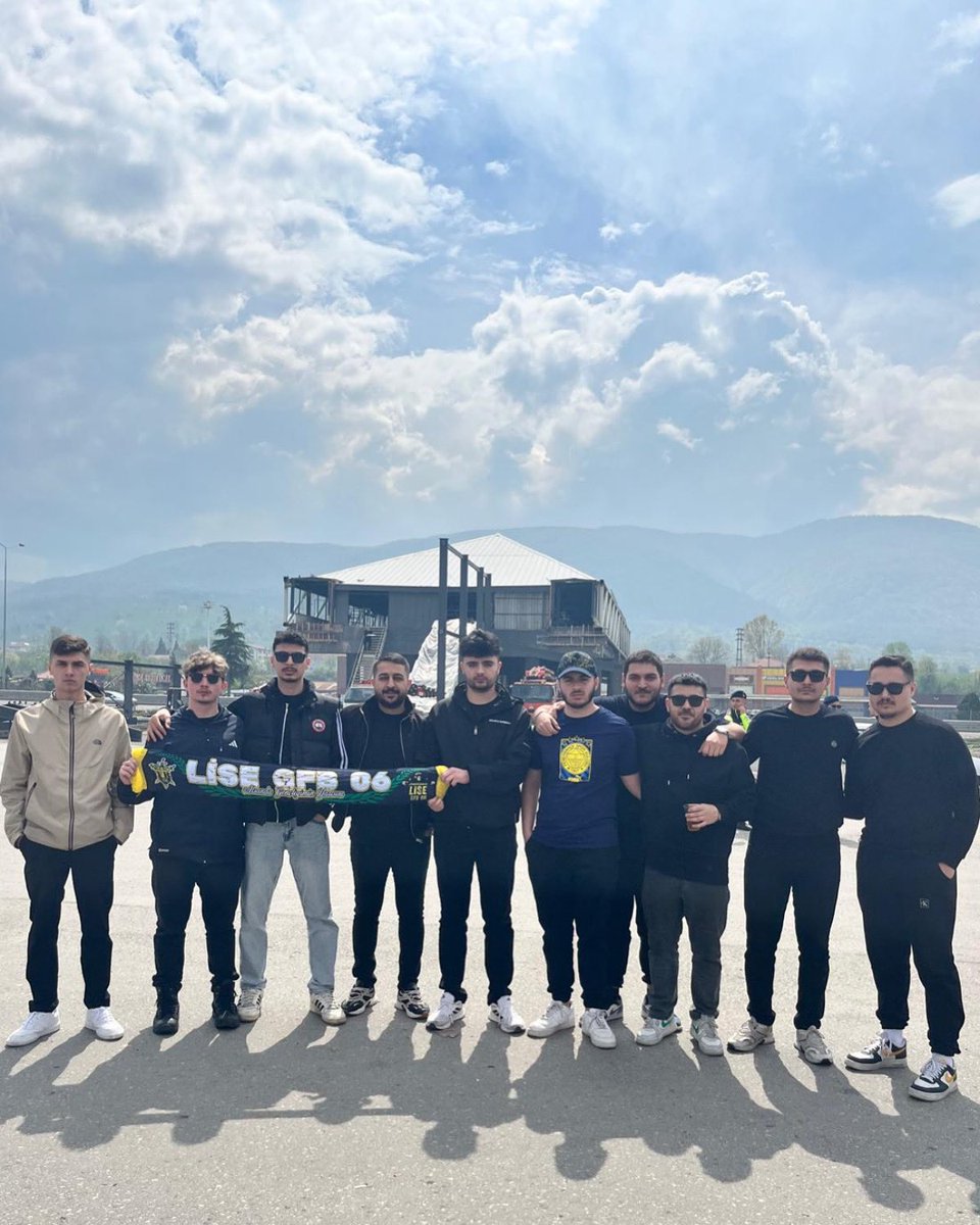 VAZGEÇEMEM Kİ SENDEN FENER! 

Fenerbahçemizin oynayacağı ziraat Türkiye kupa maçı için İstanbul yollarındayız

#LİSEGFB06