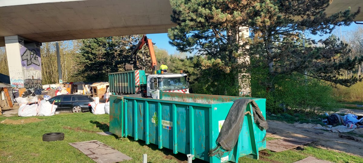 dimitristrobbe's tweet photo. How disgraceful that in 2025, we allow people (with children) to build and live in this kind of encampments. Today, after police intervention, #Maintain @KrinkelsBV and #BrusselNet are clearing the #Anderlecht camp. https://t.co/IuQT7urFYM