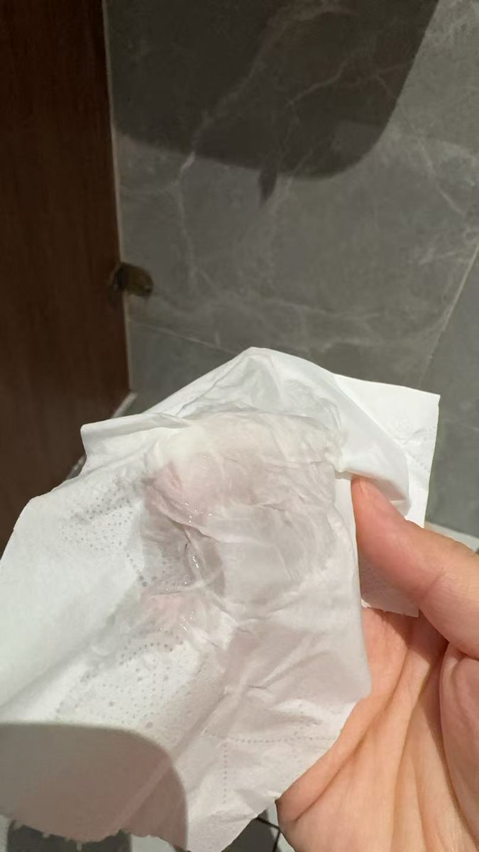 91renqi's tweet photo. 刚才在休息厅躺着吃水果，结果不知道怎么就和老公聊起来下周要一起去蜜蜡脱毛，然后又聊起来想找个男性按摩师带happyending的那种，结果下面就开始一发不可收��，怎么年龄越大我还越来越骚了呢，洗浴的一次性内裤都湿透了，最后实在忍不住去厕所释放了一下，旁边还有人，很快就高潮了🙈🙈

#流水账 https://t.co/lIG8lnncvI