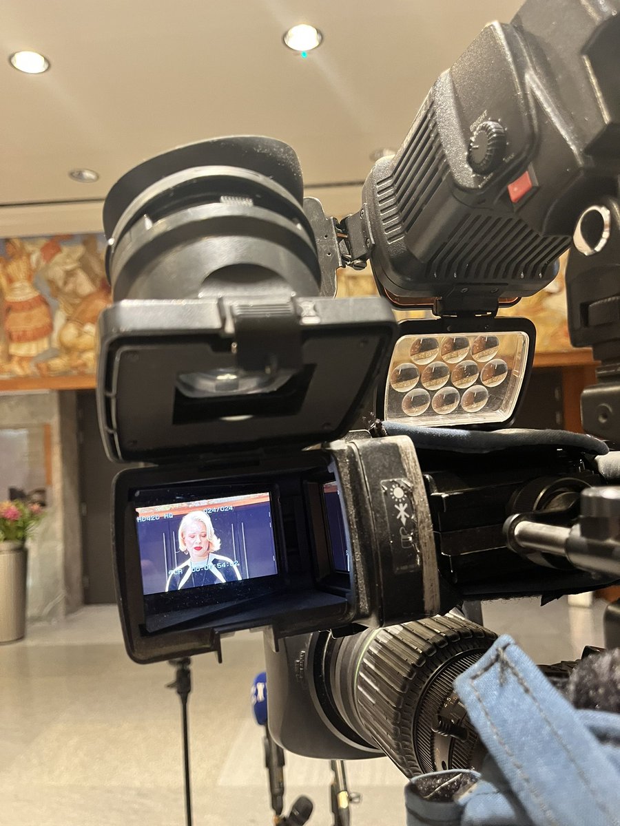 Predsednica državnega zbora Urška Klakočar Zupančič bo poslancu GS <a href="/MGregoric/">Miroslav Gregoric</a> zaradi konflikta interesov, ker je ob poslanskem delu kar 3 leta zasedal še položaj prokurista v družinskem podjetju, predlagala, da prevzame odgovornost in odstopi  <a href="/24ur_com/">24ur.com</a> <a href="/24UR/">24UR</a>