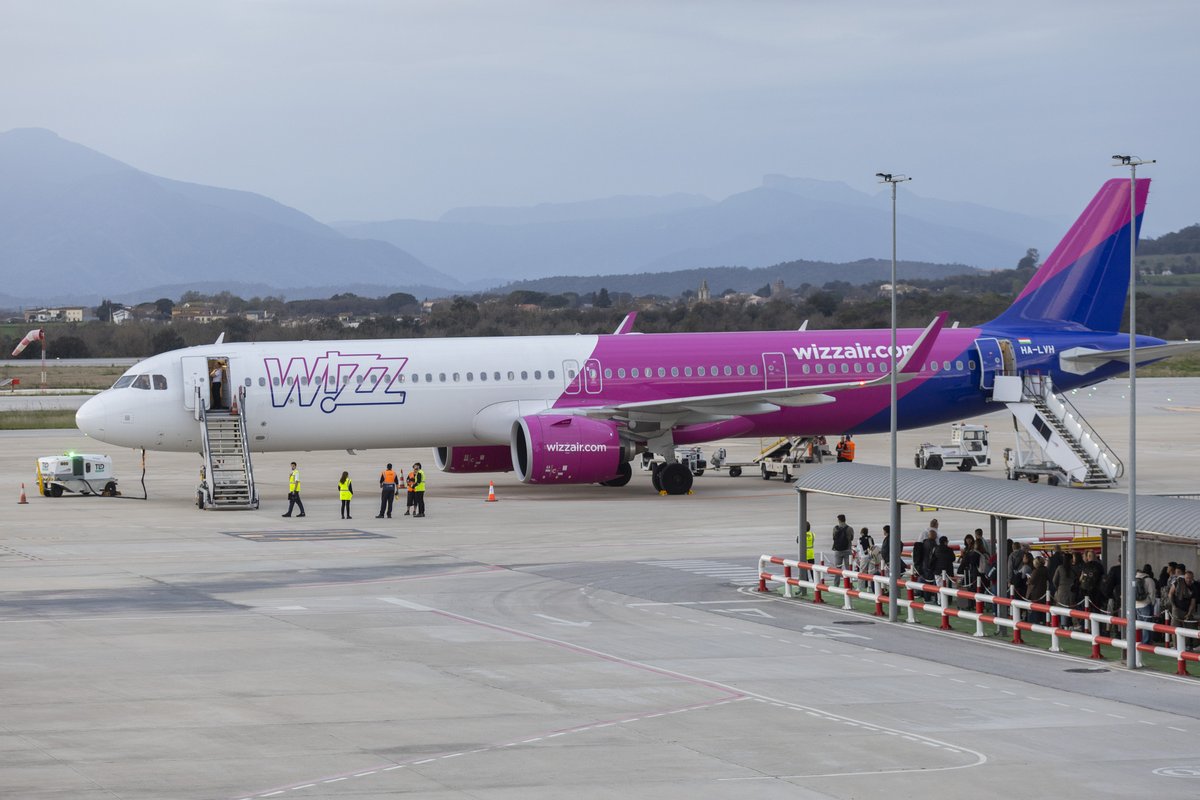 ✈️🇭🇺L'Aeroport de Girona - Costa Brava rep el primer vol de la ruta de <a href="/wizzair/">Wizz Air</a> amb #Budapest (Hongria), amb la participació del diputat de la #DdGi Quim Roca. 

🔸Amb dues freqüències setmanals (els dimarts i els dissabtes) fins a finals d'octubre. 

👀👉 bit.ly/3RtI54O
