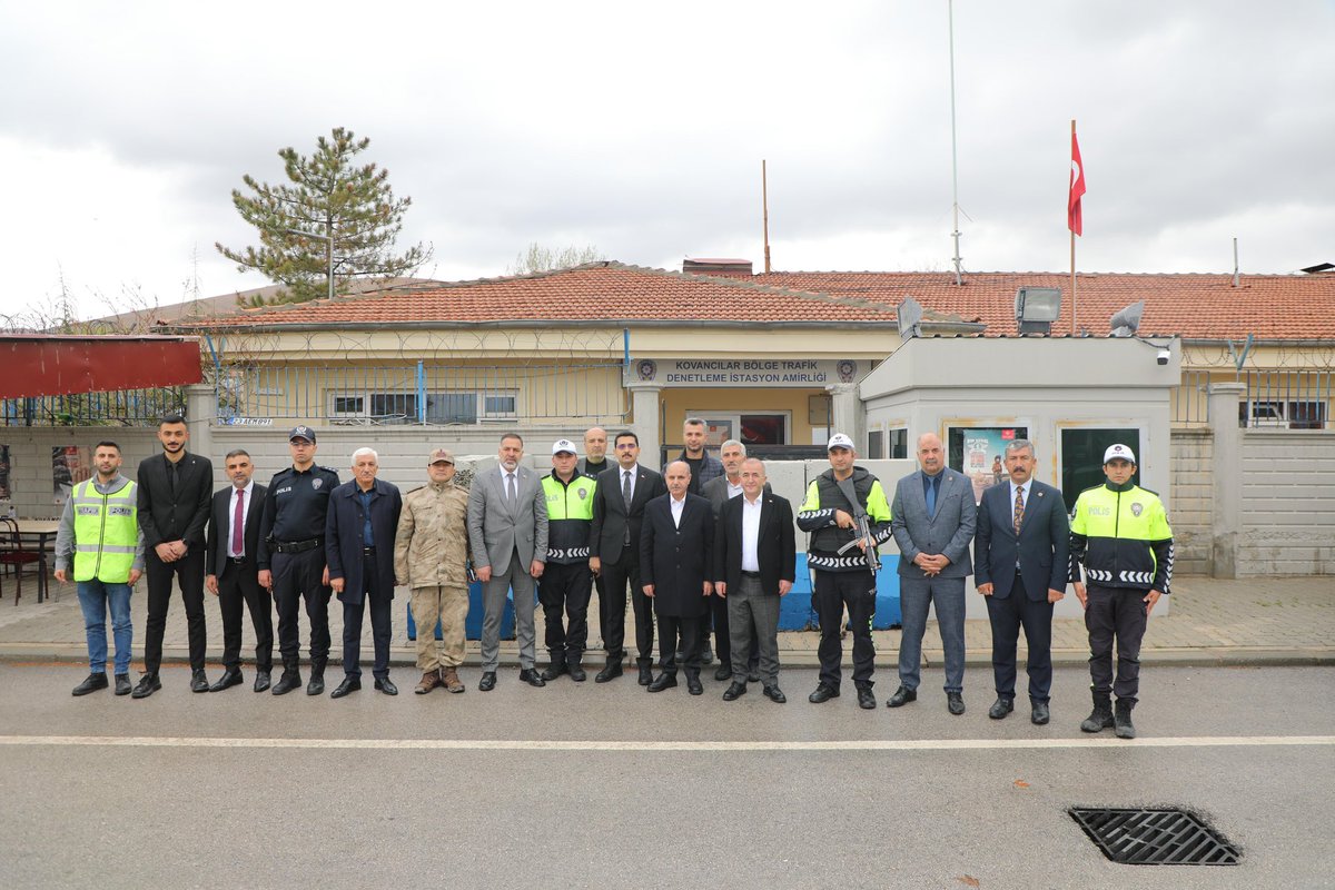 T.C. Elazığ Valiliği (@elazig_valiligi) on Twitter photo İçişleri Bakan Yardımcısı Mehmet AKTAŞ ve Valimiz Numan HATİPOĞLU, Kovancılar Bölge Trafik Denetleme İstasyon Amirliği’ni ziyaret etti.
<a href="/numanhatipoglu/">Numan Hatipoğlu</a> İçişleri Bakan Yardımcısı Mehmet AKTAŞ ve Valimiz Numan HATİPOĞLU, Kovancılar Bölge Trafik Denetleme İstasyon Amirliği’ni ziyaret etti.
<a href="/numanhatipoglu/">Numan Hatipoğlu</a>