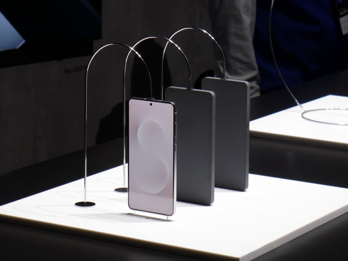 [Ura-ura] Pelancaran Samsung Galaxy S25 Edge mungkin akan ditunda kepada sekitar Mei atau Jun 2025.

Asalnya ia dijadualkan untuk dilancarkan 15 April 2025.

Ia ditangguhkan atas faktor
- Perubahan tugas kepimpinan dalaman Mobile Experience (MX)
- Strategi pemasaran

Pelancaran
