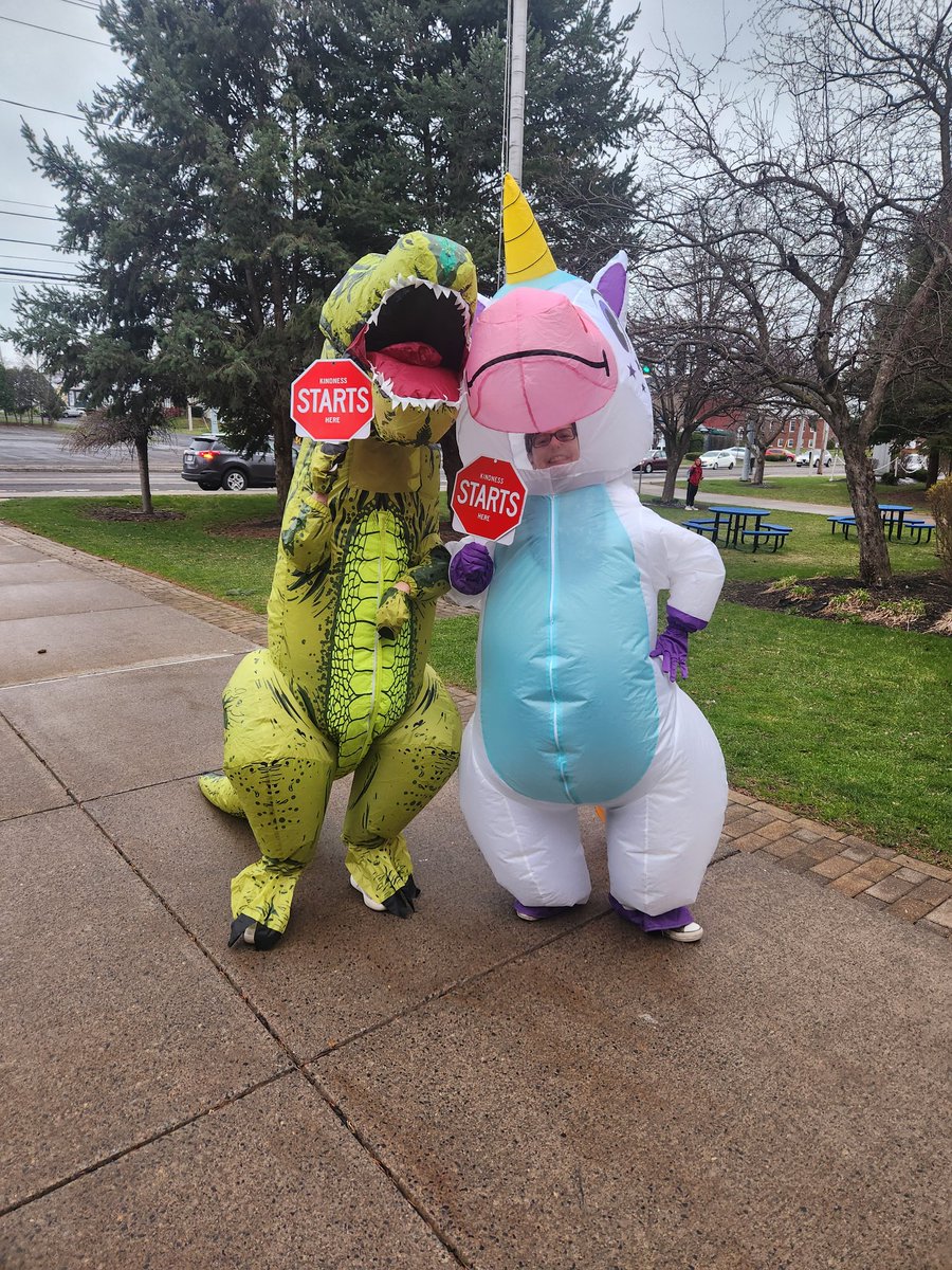 kadavis71's tweet photo. Yesterday, we had two special crossing guards @Lyncourt_UFSD #LyncourtPride #bekind https://t.co/IOFgXI4yI4