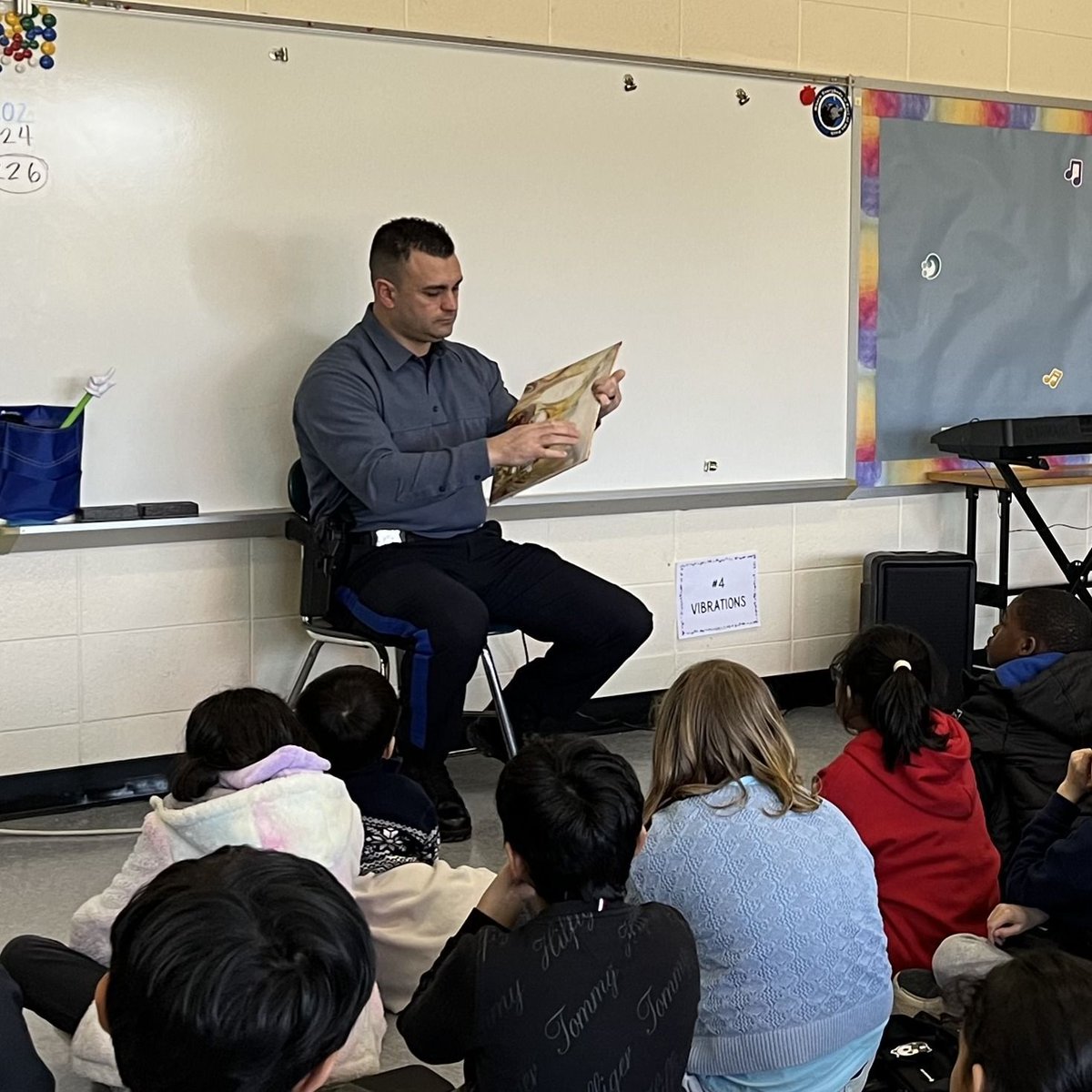 westwindsorpd's tweet image. 📚🚔 Building Bonds Through Books! 🚔📚
Over the past week, officers from our agency had the privilege of participating in the annual Read Across America program at Hawk, Village, and Dutch Neck schools! 📖✨
#ReadAcrossAmerica #CommunityConnections #BuildingBridges #CopsAndKids