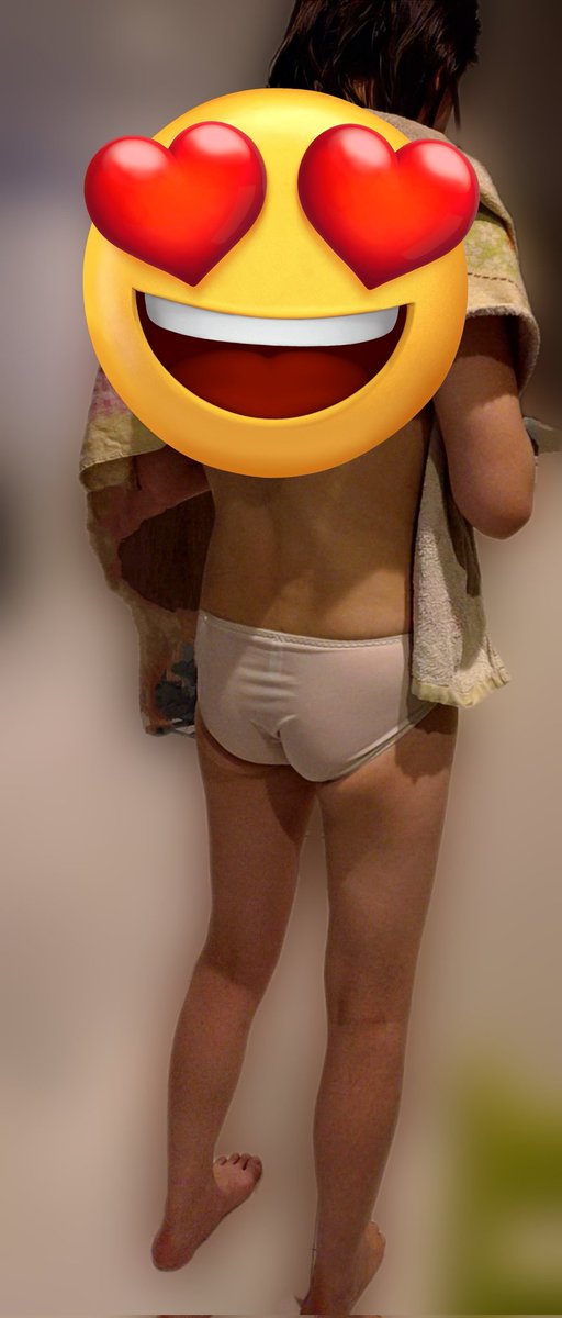 風呂上がりスマホいじる嫁🥰
パンツのラベルが気になりますね🩷