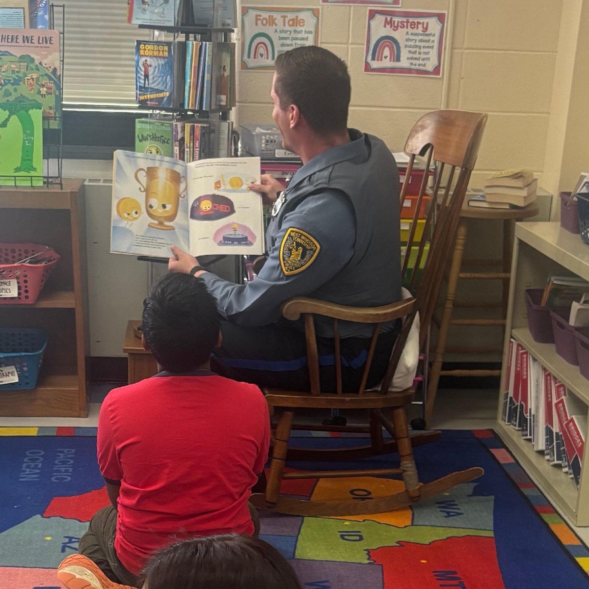 westwindsorpd's tweet image. 📚🚔 Building Bonds Through Books! 🚔📚
Over the past week, officers from our agency had the privilege of participating in the annual Read Across America program at Hawk, Village, and Dutch Neck schools! 📖✨
#ReadAcrossAmerica #CommunityConnections #BuildingBridges #CopsAndKids