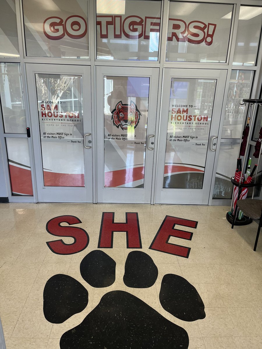 SHEtigertales's tweet photo. Nothing says "Welcome to Sam Houston" like some new front door decals!! We love this upgrade!! ♥️
#SHEtales #comecheckitout https://t.co/plXsiB1poV
