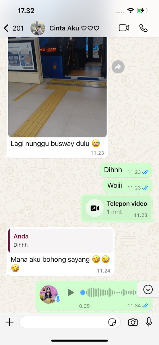 Rahasiaa___'s tweet photo. Hari ini cintaku tiba2 datang ke kost mau makan siang bareng katanya 🤣🤣 sebelumnya nelfon doi bilang kangen ehh ternyata di samperin, padahal belum mandi aku, happy banget aku sayang 🥰🥰🥰 https://t.co/sgg9sAuM4G