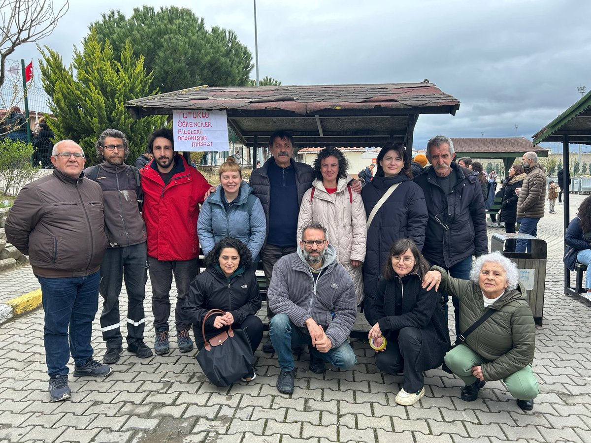 Sabahtan itibaren yiyecek, içecek dayanışması, hukuki dayanışma için Silivri’deyiz. Aileler olarak birbirimizle buluşmaya, dayanışmamızı büyütmeye devam ediyoruz. Çocuklarımız için herkesi bu akşam 21:00’ da #umudumuzsunuzgelecegimizsiniz   etiketinde buluşmaya çağırıyoruz.