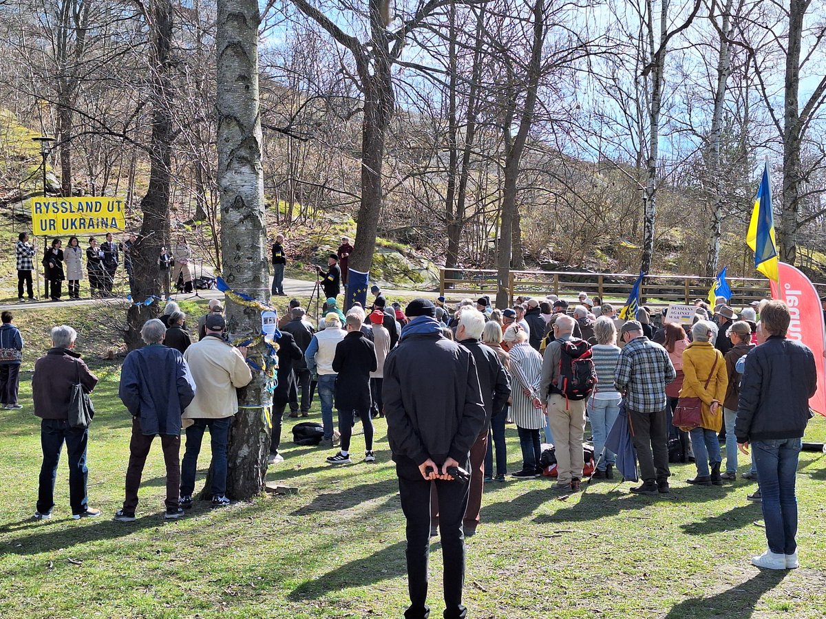 Det handlar om pengar till #Ukraina, understryker Lars Jederlund och betonar EU:s ansvar vid onsdagens välbesökta manifestation mot Ryssland på Fria Ukrainas plats. #svpolitik
