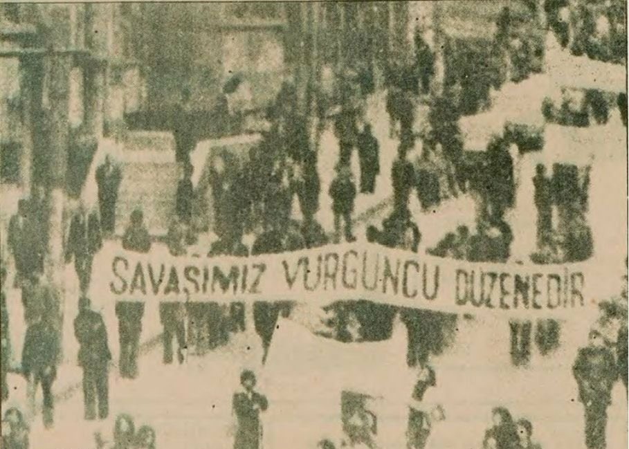 Kahrolsun emperyalizmin içimizdeki işbirlikçileri; milletin canını, malını ve emeğini sömüren sermayedarlar. Yaşasın hür ve bağımsız Türk milleti!

«Savaşımız Vurguncu Düzenedir!»