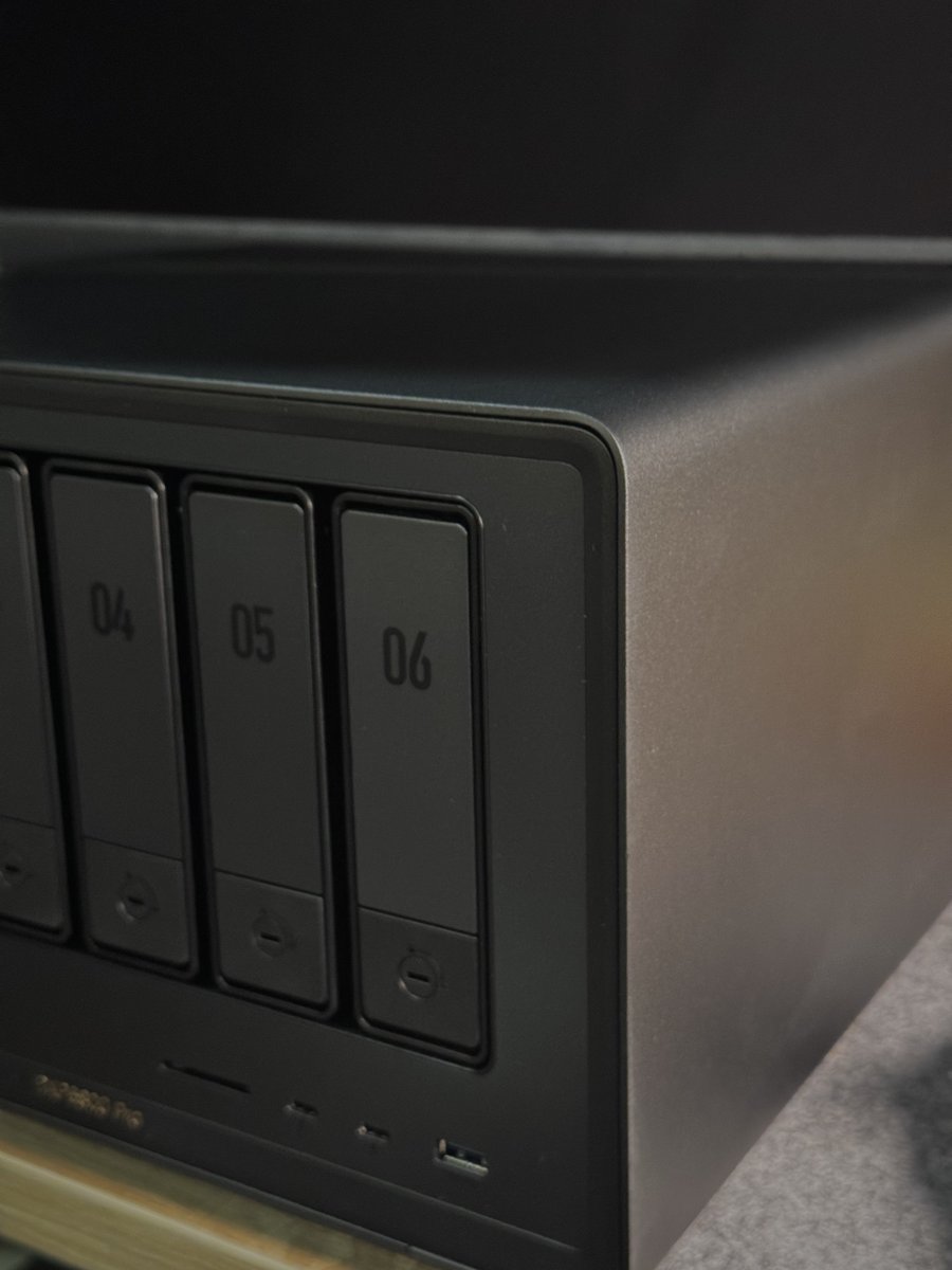 Yuhsfilm's tweet image. UGREEN @ugreenjapan の #NASync 届いた！！！
まだ使ってないけどとりあえず質感がめちゃくちゃ良い、、、
アルミ筐体が高級感あるし、ロゴもかっこいい。
HDD BAYも直感的に操作できるし最高。
Category7のコードも付いてて至れり尽くせり。