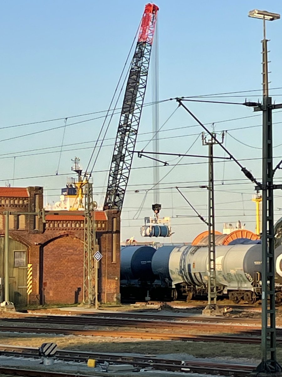 #Nordenham: Die Verladung des letzten Castors läuft, die Abfahrt des #Atommüll-Zuges mit Ziel Bayern ist heute Abend - castor-stoppen.de/ticker/ #antiatom #castor #atomtransport #castor2025