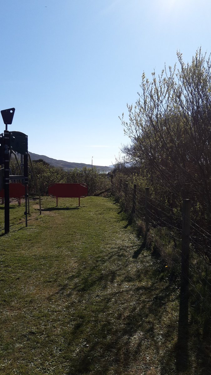 Rachmacsty's tweet photo. Activities with the children in Barra @EoligarrySchool @SchoolCastlebay what a beautiful day! @AGraham1a @MacleodDonald @WiAdvisor #PEF https://t.co/osK82CUDTM
