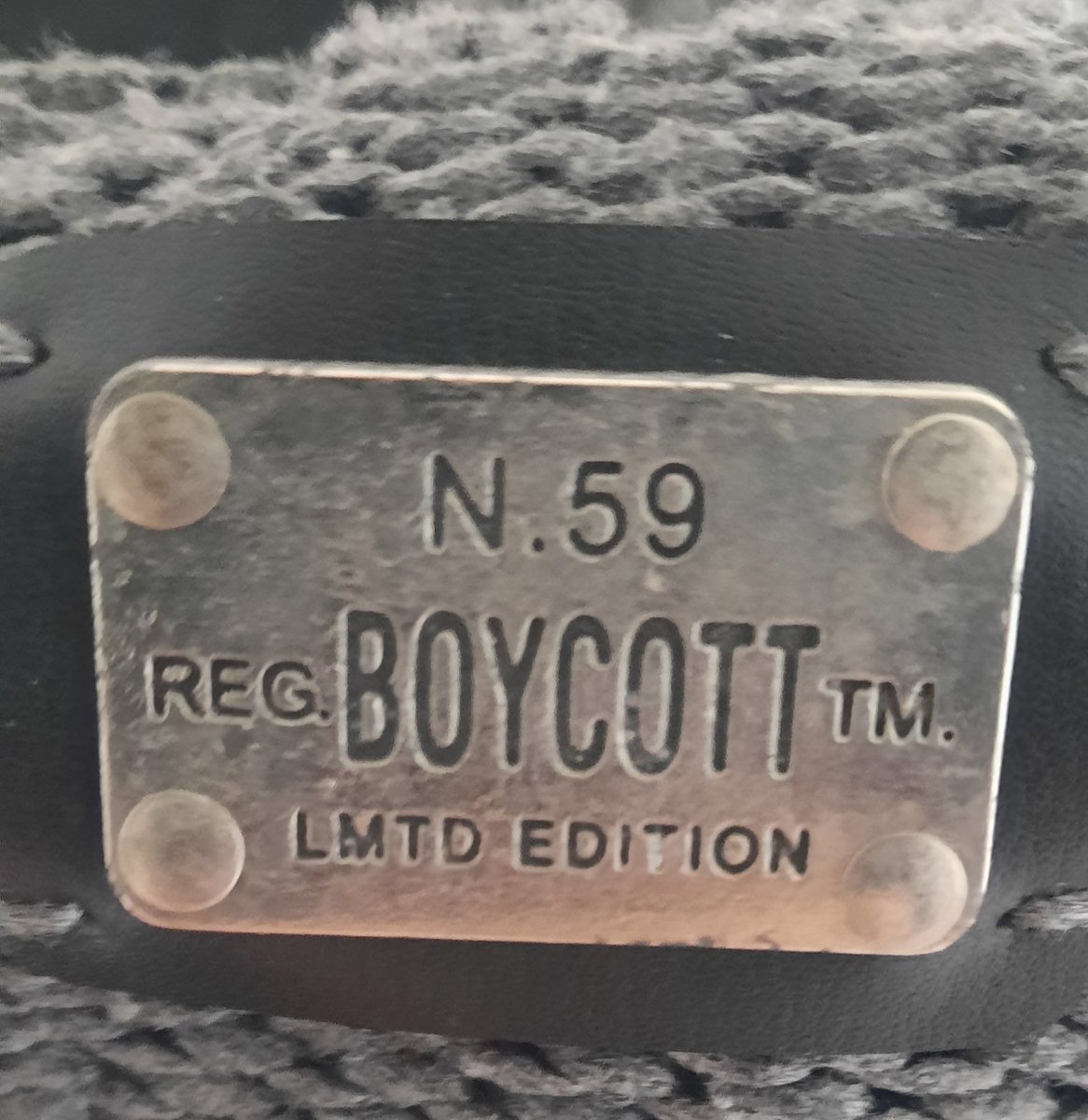 15 sene önce aldığım, şimdilerde yıpranmış,  eprimiş, sadece bir "Ev Hırkası"na dönüşmüş kıyafetimi buradan İHBAR ediyorum.  

Eskiliğine,  çirkinliğine bakmadan, bir de düzene karşı çıkıyor. İşte bunlar hep #anarşik hep #boykot