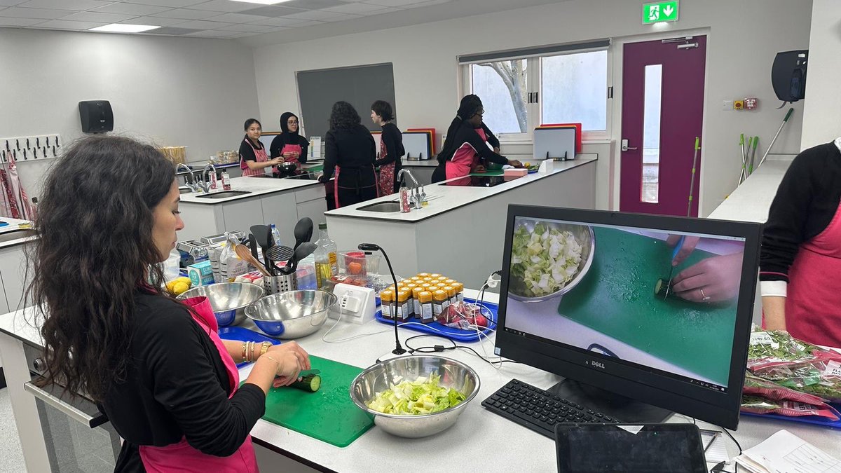 Cooking up confidence at Fulham Cross Girls’ School for #EmpowerDay! 👩‍🍳✨ From handmade pasta to fresh Fattoush salad, we learned new skills, shared flavors, and had a delicious time! 🍝🥗 #FoodForEmpowerment #CookingTogether #FulhamCrossGirls