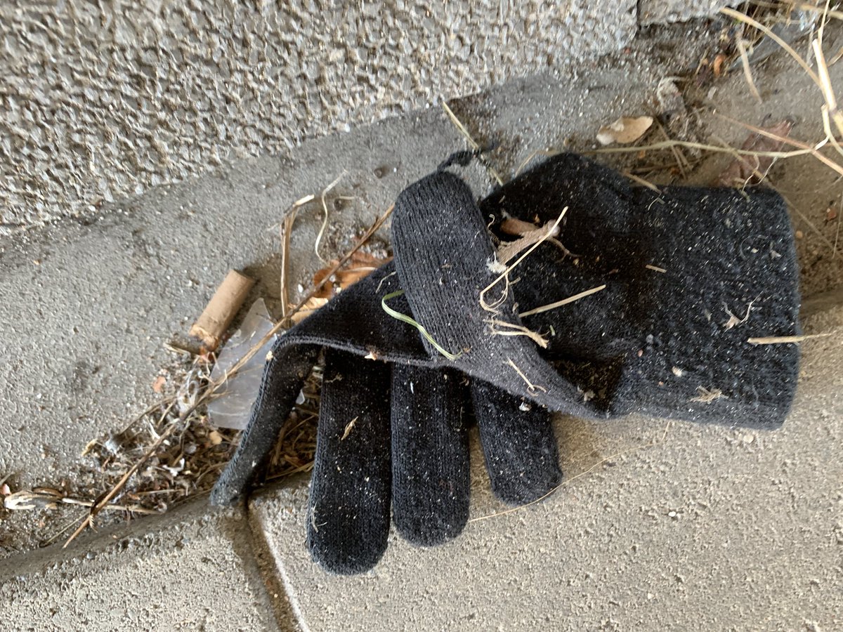 HaHa. Had to take this <a href="/UnlovedGloves/">Unloved Gloves</a> from the cyclepath <a href="/AmsterdamNL/">Gemeente Amsterdam</a>