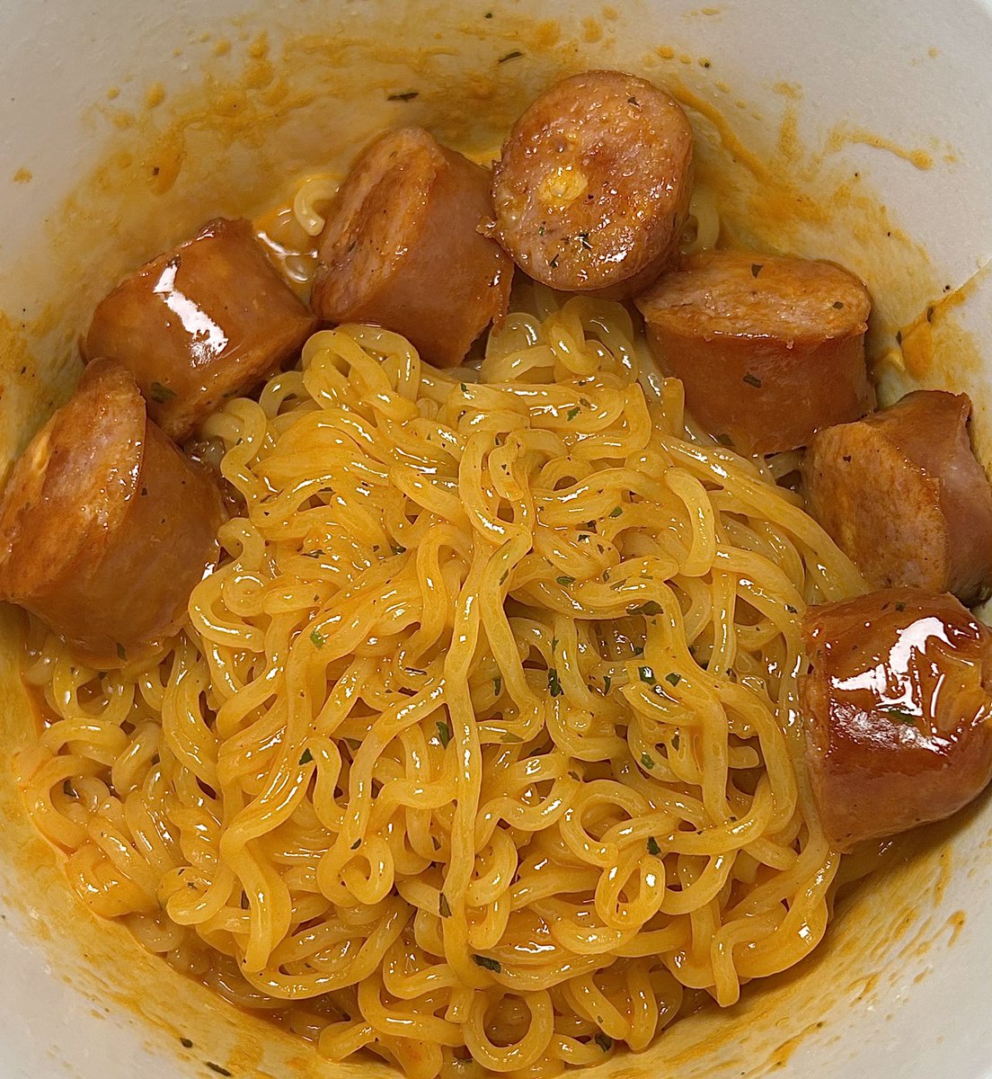 보들보들 치즈볶음면에 치즈소시지 추가!