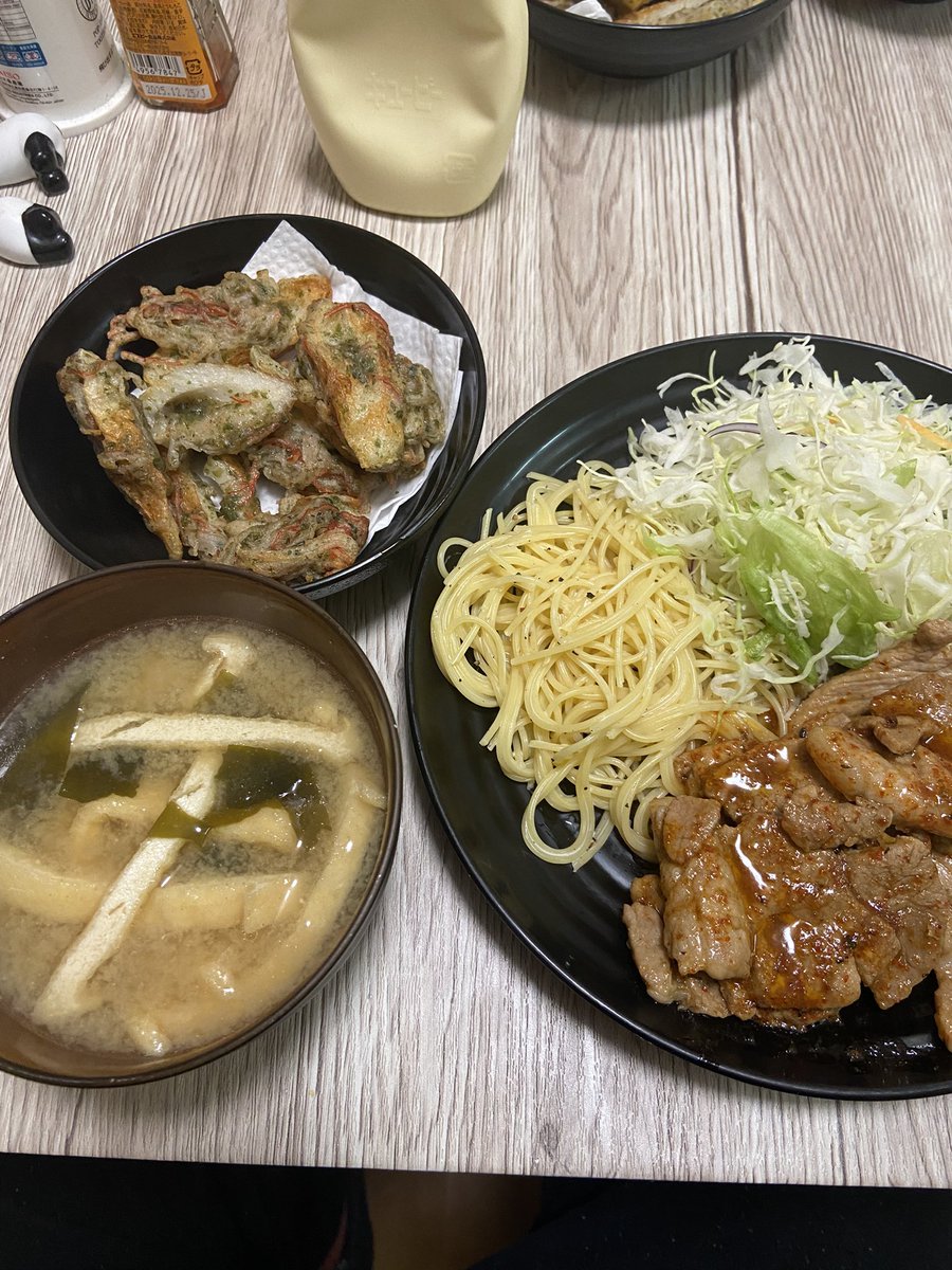 今日のご飯🍚
磯辺揚げとニクシチとお味噌
はぁー、タイ🇹🇭料理食べたい
#パタヤロス #ニクシチ