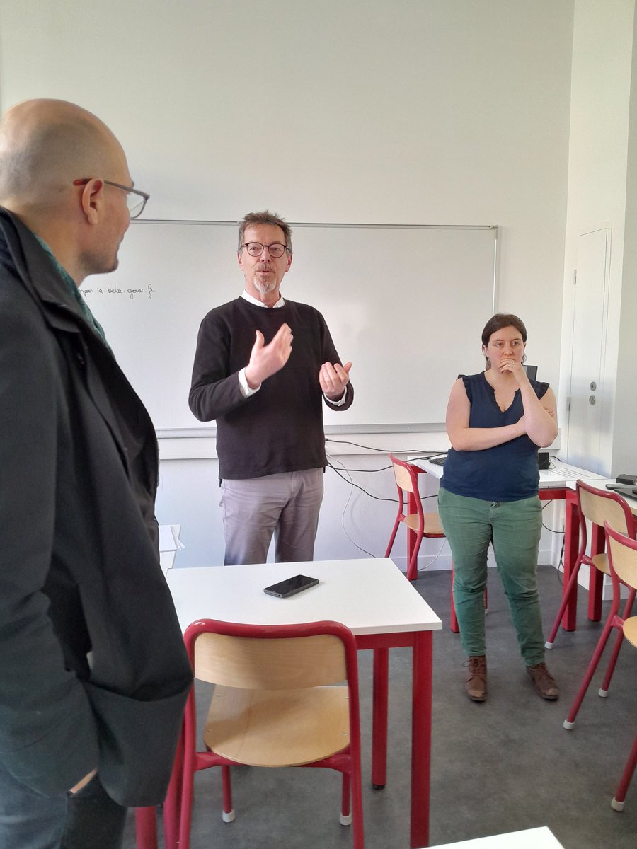 À l'occasion du safer internet day, les élèves ambassadeurs de seconde du lycée Pierre Corneille de Rouen ont présenté au directeur académique adjoint les ateliers et supports préparés pour sensibiliser leurs camarades à une utilisation responsable d'internet et de l'IA.