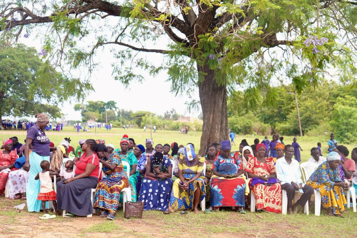 uyahf1's tweet photo. Happening Now!
📍Kanginima Primary school, Butebo District.

under the #IEHS project, we have partnered with @MinofHealthUG  through Butebo district local government specifically the Health department to extend our quarterly integrated community outreaches to the under served communities. 

Hundreds of community members including children and students have convened to receive free Health services around Maternal Child Health, non communicable diseases and health education. 

Our medical team and health workers from Kanginima hospital are providing  free comprehensive medical check ups, tests and treatments in various ailments, case managements, Ultra sound scans, Family planning, immunization and many more other healthcare services. 

During a health education session held this morning by Miss Patience Kagayi a midwife at Kanginima hospital, community members including both men and women promised to reflect and take steps towards the call for family planning and build better homes for purposes of healthy timing and spacing of pregnancies. 

Our integrated community outreaches being done across Butebo, Mbale, Budaka and Bukedea aims to bring closer health care services to the most vulnerable communities, promote primary healthcare to enhance community member's knowledge on health issues, and provide a platform for consultations to meet specific health care needs.
#IEHSCommunityOutreaches

We will keep you updated on our next stop!! 
@UNFPAUganda @germandoctorske @EUinUG @EnabelinUganda @TASOUganda @SwedeninUG