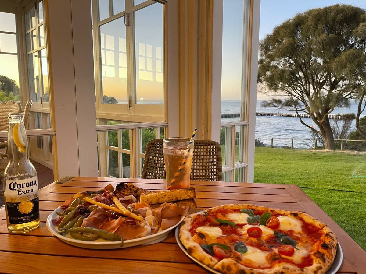 ymd_164kn's tweet photo. 📍#スペイン料理 × 海辺のサンセットディナー🍷🌅

あの日、夕陽に染まる海辺のレストランで。
コロナビールを片手に、ピザと生ハムを分け合って、
「またこんな日が来るといいね」って彼が言った。
風の音だけが、そのあとを静かに引き継いだ。
それだけで、もう満たされた夜。 https://t.co/BQXUq5SzTY