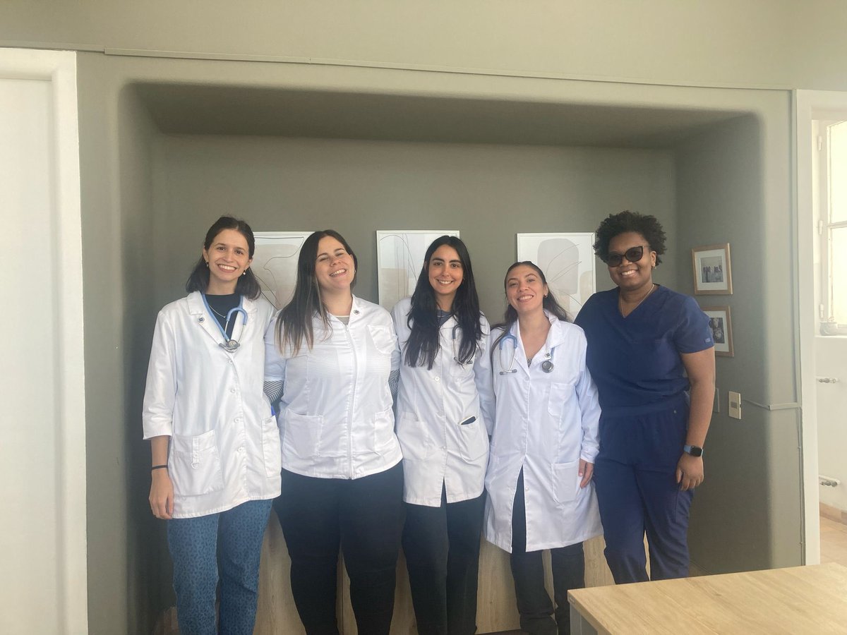 MedInternaHC's tweet photo. #Bienvenidos 

Cómo cada primero de abril, le damos la bienvenida a los nuevos posgrados y residentes de Medicina Interna 🙌🏻💫

Muchos éxitos en este nuevo camino, no tenemos dudas que estará rodeado de muchos desafíos, aprendizajes y recuerdos 🫂

#MadeinMB #OrgulloMB #Posgrados https://t.co/0RNR0lyJB9