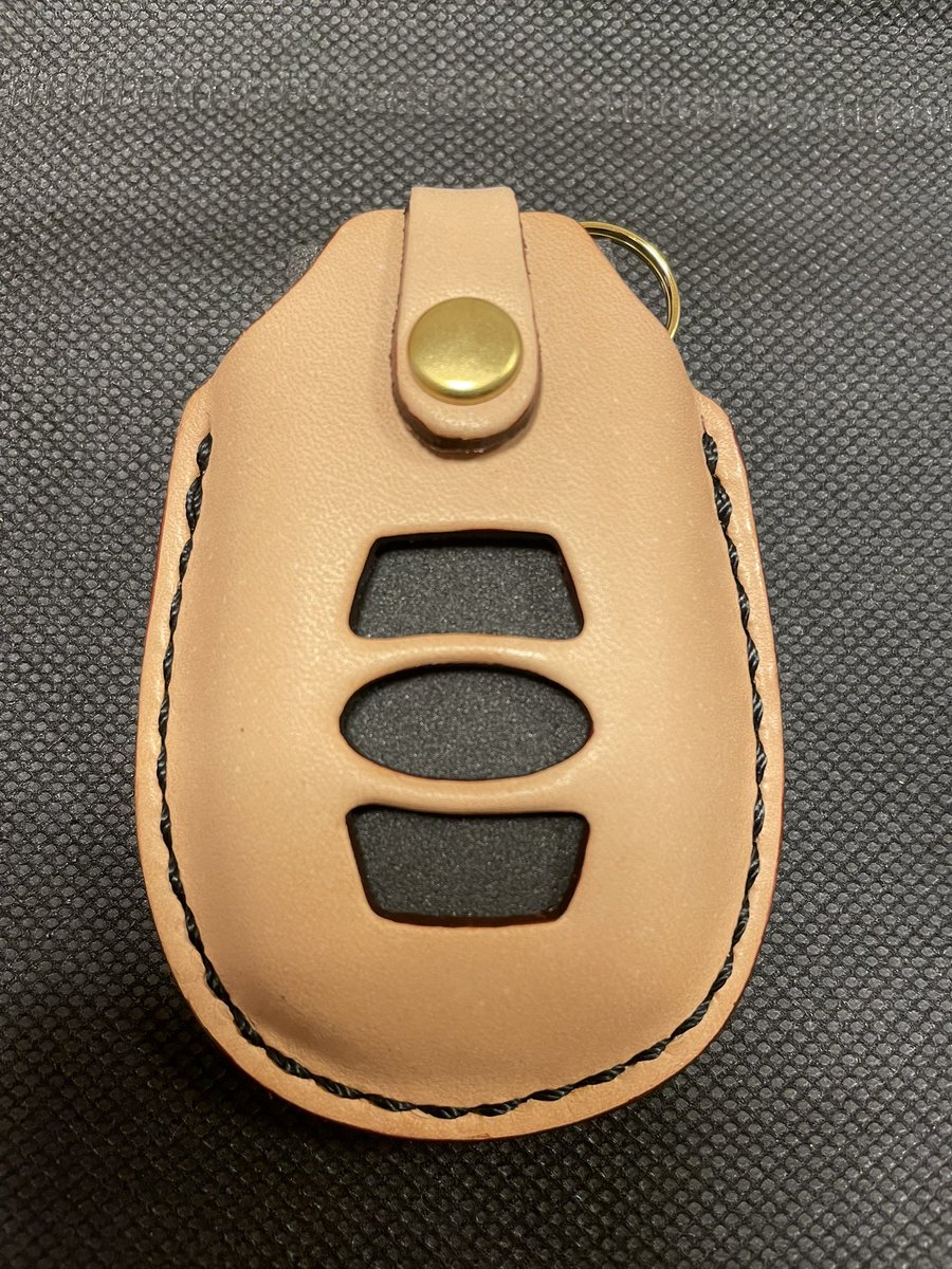 Legosw's tweet photo. レガシィ アウトバック 30th
納車はまだ先だけど、伊の蔵レザーさんで、キーウェアジャケット購入
30th AnniversaryもチェリーレッドでUVプリント
皮は生成りでエイジング楽しむ
プリントとステッチは車体カラーに合わせブラック
#伊の蔵レザー
#DesignedbyHide
#レガシィアウトバック https://t.co/jqH0tUcD4r