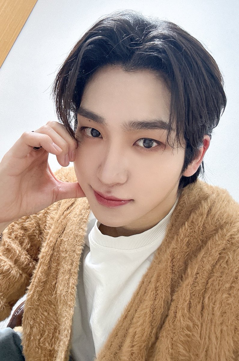 THEBOYZ_officl's tweet photo. [📸] 상미트루가 더비에게 보내는 선물🎁

https://t.co/bCwe9VGJDy

#THEBOYZ #더보이즈
#SANGYEON #상연 https://t.co/fFmgfXs0Lj