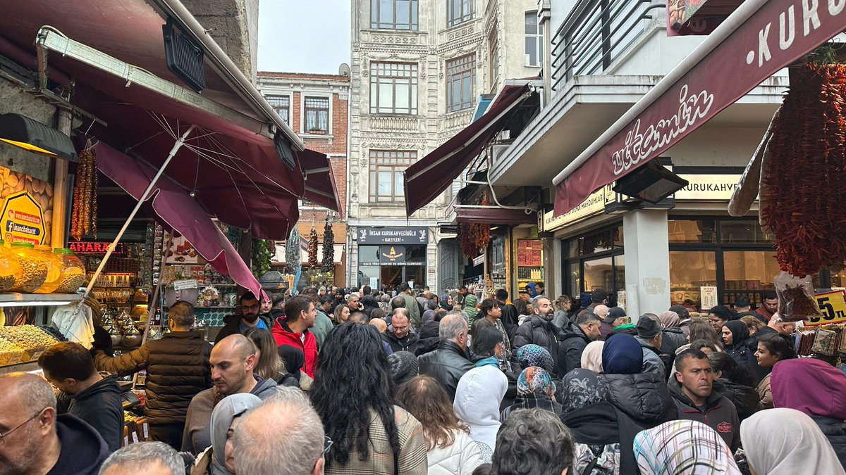 Biz her zaman emeğin, üretimin ve alın teriyle kazanan esnafımızın yanındayız.

Milletin ekmeğiyle oynayanlara karşı, esnafımızı ve yerli üretimi desteklemeye devam edeceğiz.

#MilliDestekVakti🇹🇷

📍Eminönü Meydan