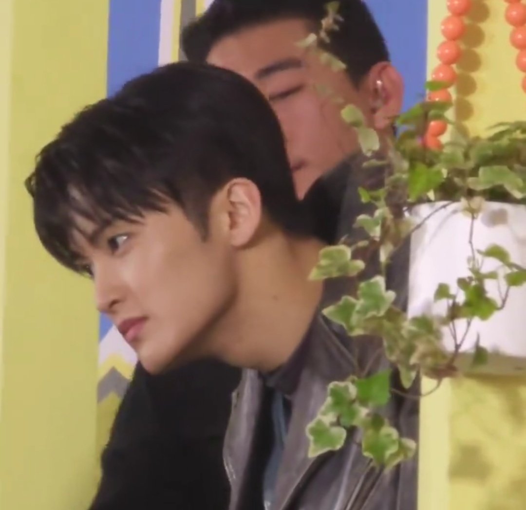 marklvee8's tweet image. 마크 턱선 너무 좋음이
진짜 맠프 오억명 죽어나간다고 지금