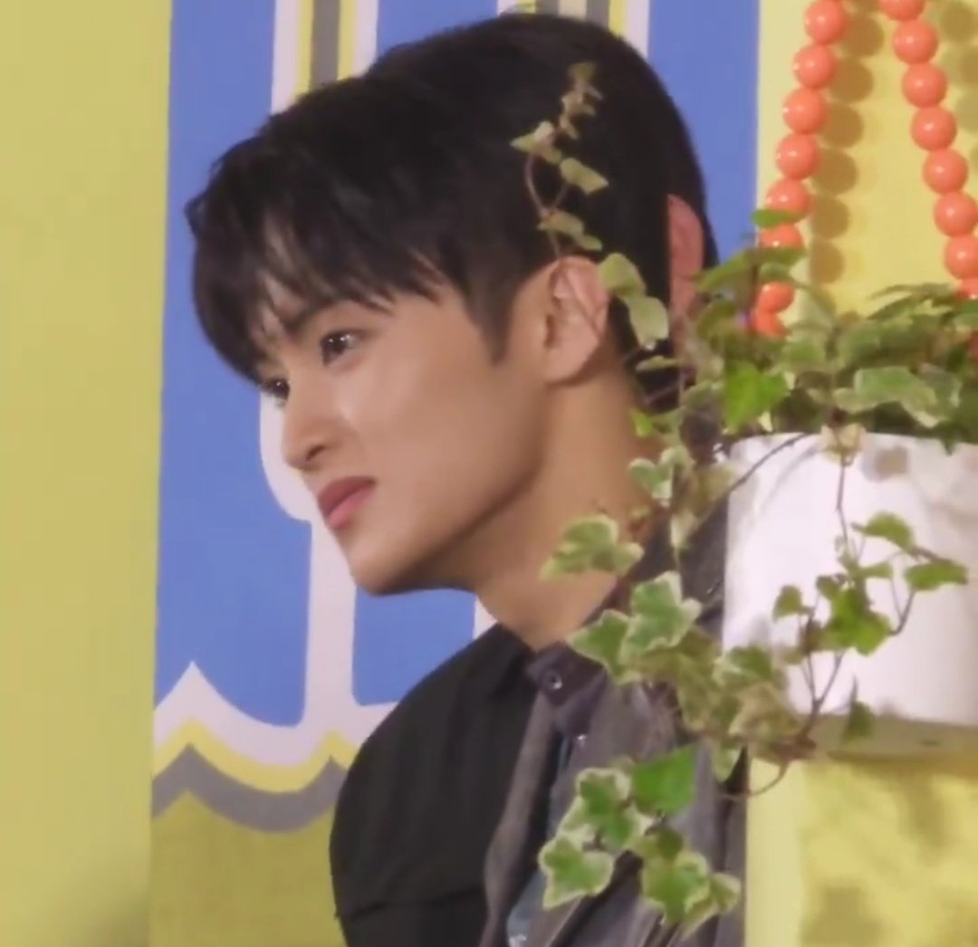 marklvee8's tweet image. 마크 턱선 너무 좋음이
진짜 맠프 오억명 죽어나간다고 지금