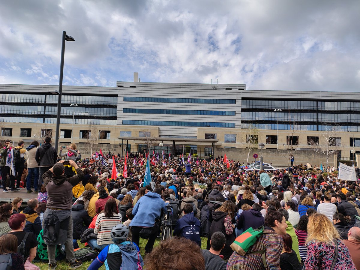 Hezkuntzan 9. greba egunean Jaurlaritzaraino joan gara.

Hezkuntza sisteman aldaketak eta hobekuntzak behar-beharrezkoak dira, Pedrosak eta agintariek ikusi nahi ez duten arren.