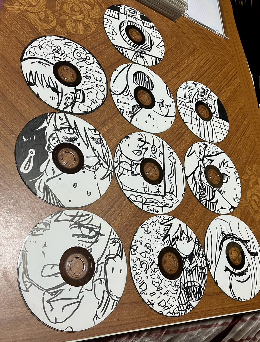 実家にあった大量のディスクに探索者の絵を一発描きした  全部で40分くらい