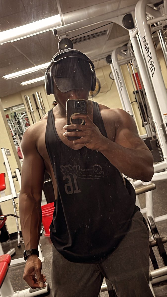 Seeing my lats from the front like this makes me proud 🥹 #fitness #gym
