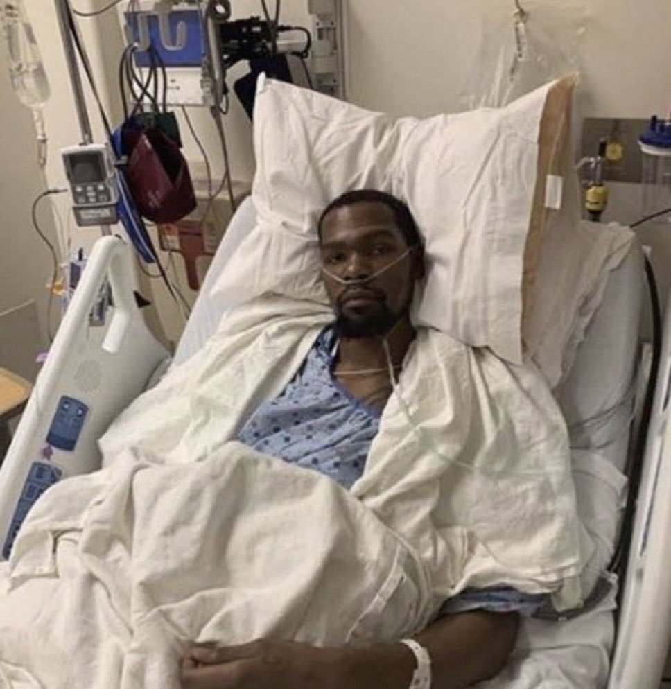 Martín: Chicos vamos a centrarnos que tenemos que intentar remontar este partido
Dani: Me fumo
Edu: Arbi, cabrón la línea 🤬🤬🤬
Mario: *falla a puerta vacía*
Álvaro: