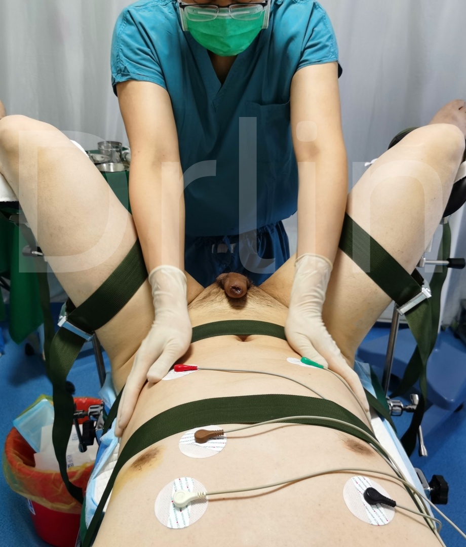 有儿有女的企业高管也会有生病的时候，平时西装革履，脱光了躺在手术台上除了骚，就只能喊医生爸爸