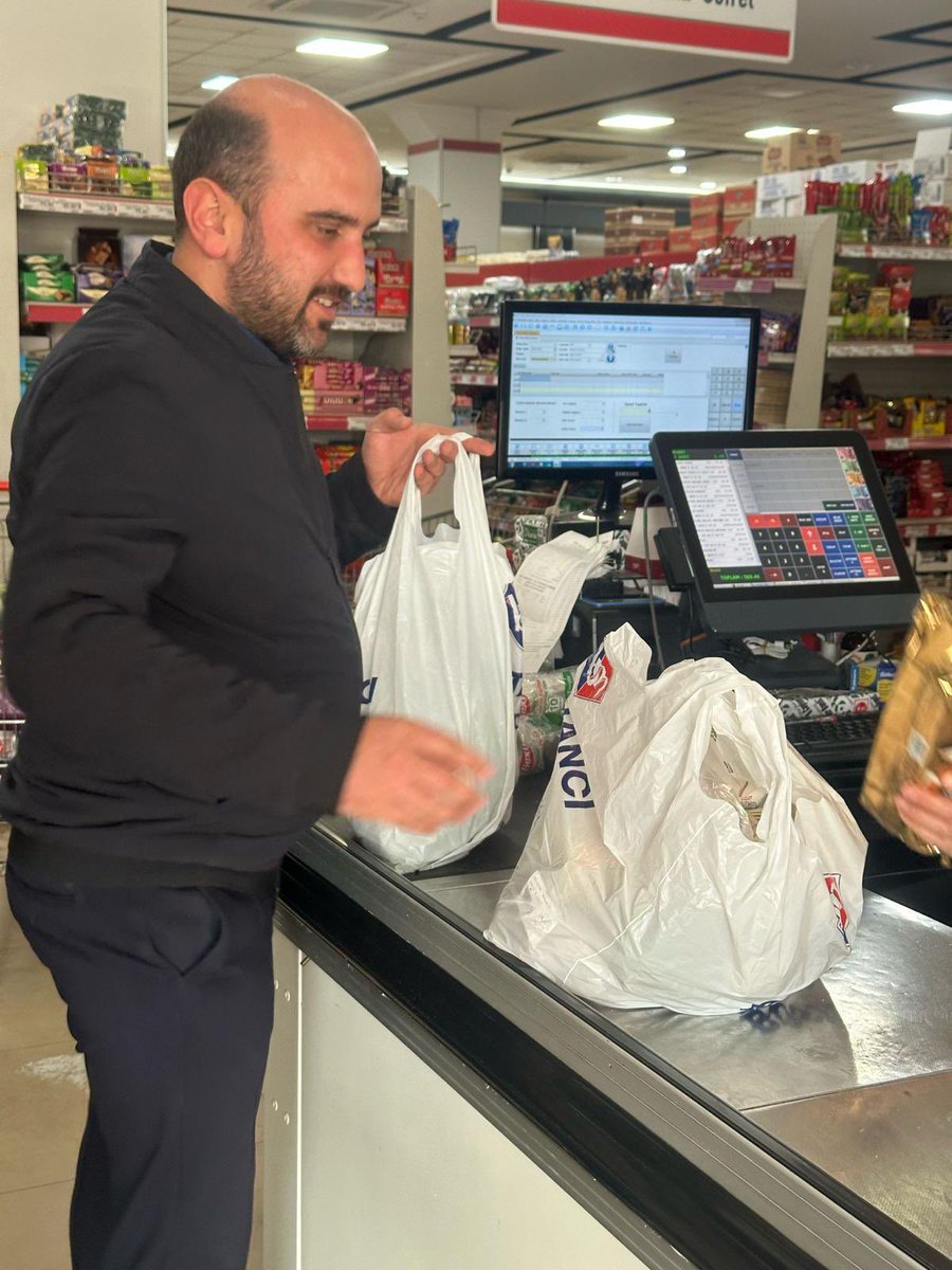 Asıl hedefleri;

▪ Suç örgütünü gizlemek,
▪ 560 milyar liralık yolsuzluğu örtbas etmek,
▪ Yerli ve milli markaları zayıflatmak,
▪ Esnafı iflasa sürüklemek olan çetelere karşı ⤵️

Bugün esnafla dayanışma, milli ekonomiye sahip çıkma vakti #MilliDestekVakti 🇹🇷