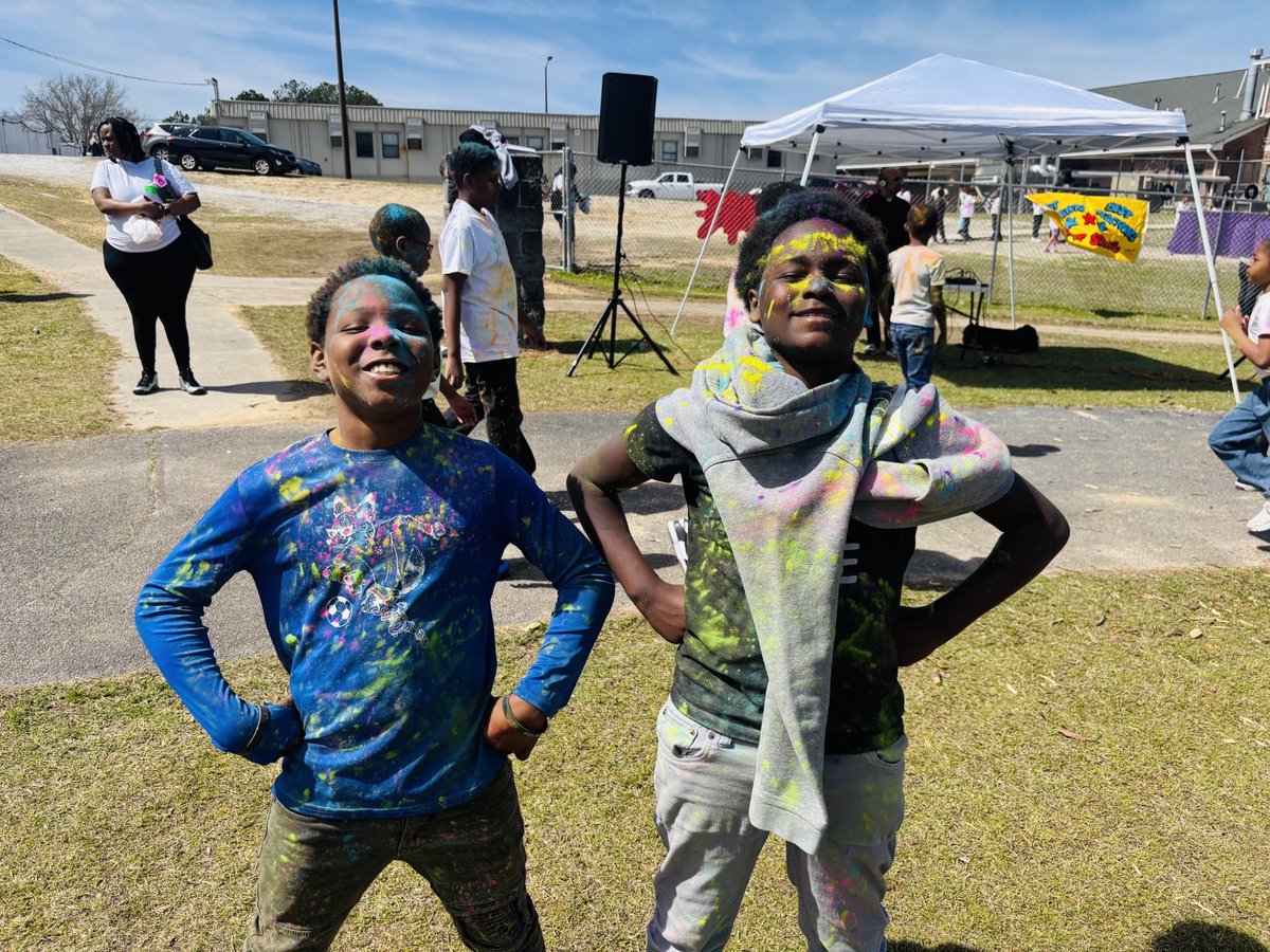 Our sharks had a fantastic time at the Shoal Creek Color Run! 🌈 It was great to see everyone enjoying the event and making colorful memories together.🥳 A huge thank you to Coach Blunt who made this event possible!