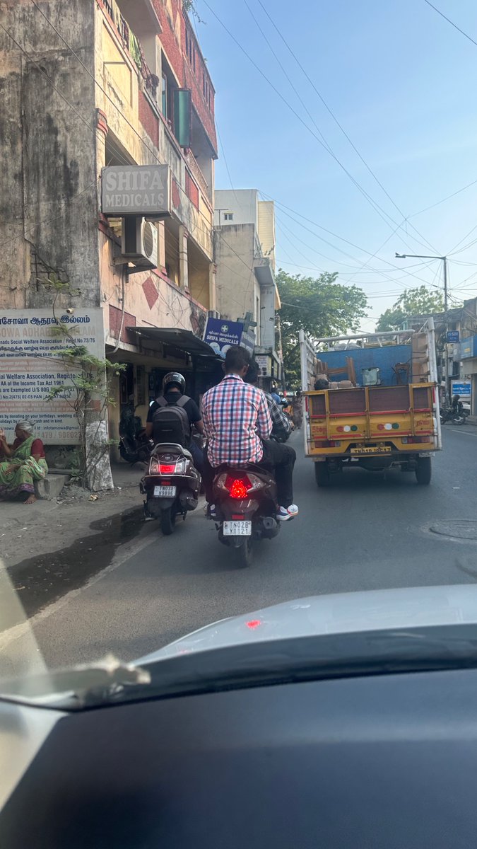 angbird009's tweet photo. @ChennaiTraffic 
2 April 2025, 4.35 pm
Abdul Razack garden main road , mmda colony , Aurumbakkam
TN02BY1121- rider and pillion not wearing helmet https://t.co/crAcJoIRuV