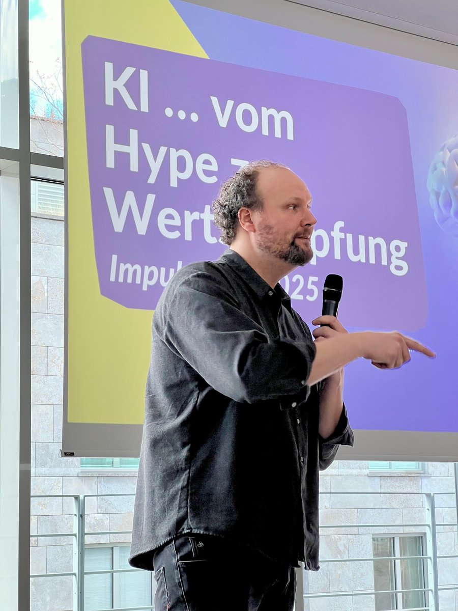 Zwischen Potenzial und Praxis: Wie gelingt der Einstieg in KI in den Landkreisen? Gemeinsam mit <a href="/Bitkom/">Bitkom</a> zeigten Praktiker, wie KI konkret in der Verwaltung eingesetzt wird.
Fazit:
 👉Lösungen gibt’s – aber oft nur im Silo
 👉Es braucht Standards, Daten-Sharing &amp; Zusammenarbeit