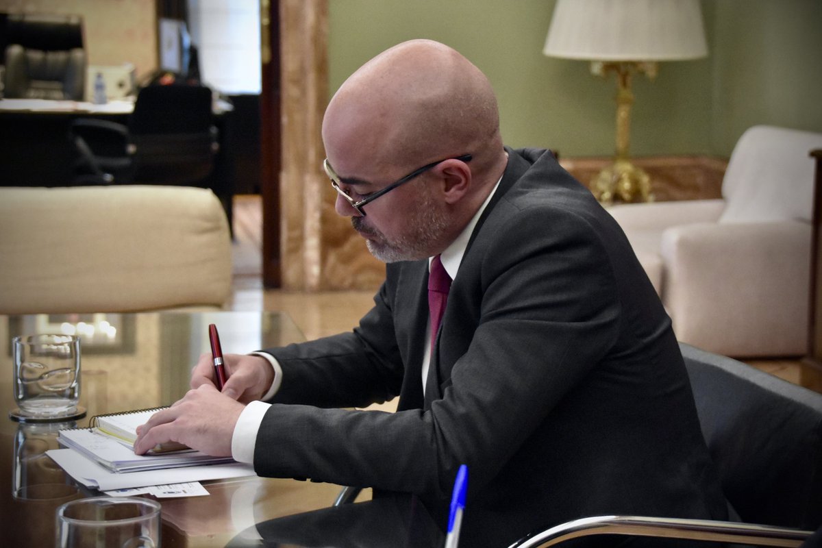 🕵️‍♂️ Los detectives privados juegan un papel clave en la seguridad y la justicia.

El delegado del Gobierno, <a href="/franmartagui/">Fran Martín Aguirre</a>, se ha reunido con la Asociación Profesional de Detectives Privados de España, <a href="/APDPE/">APDPE</a>, para tratar los retos del sector.