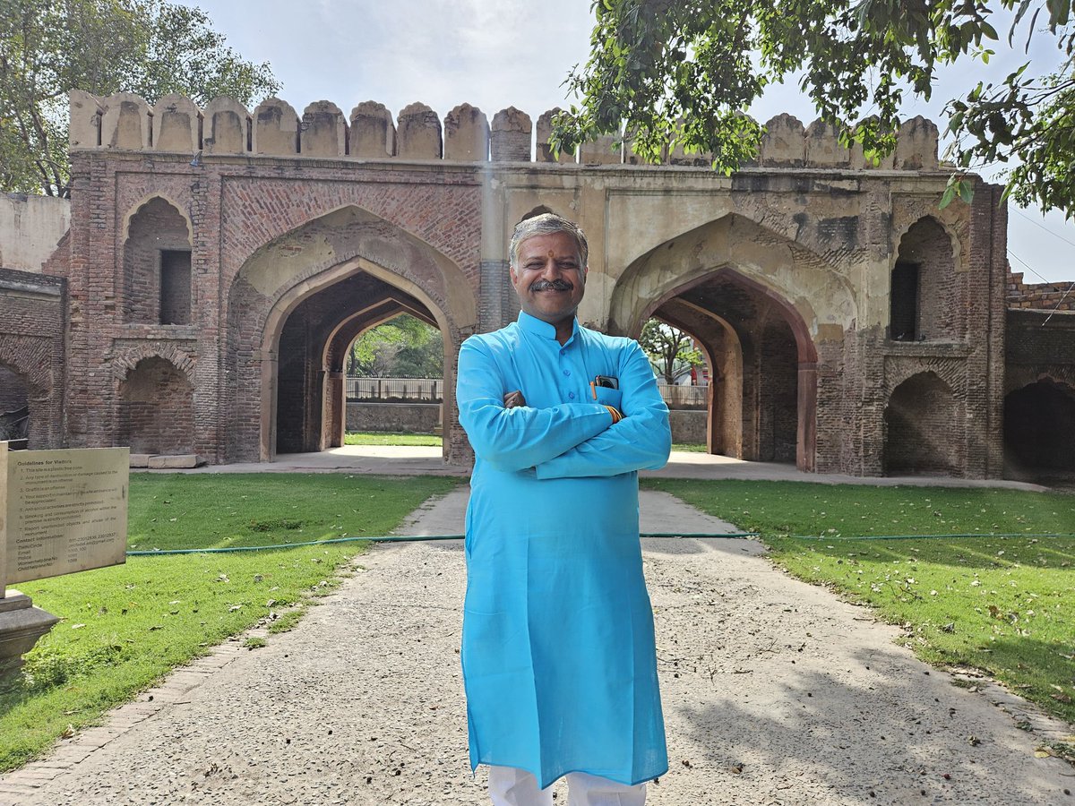 मित्रों इस स्थान को जानते हो क्या ?
दिल्ली का सबसे चर्चित स्थान है यहां  आने वाला हर आदमी कम से कम एक बार इस का नाम जरूर अपनी जुबान् पर लेता ही है ।
मैं स्वयं पिछले 30 वर्षो से दिल्ली आ रहा हुँ इस स्थान का नाम हजारों बार जुबान पर लिया होगा लेकिन देखा पहली बार है ।
तो चलो बताएँ ?