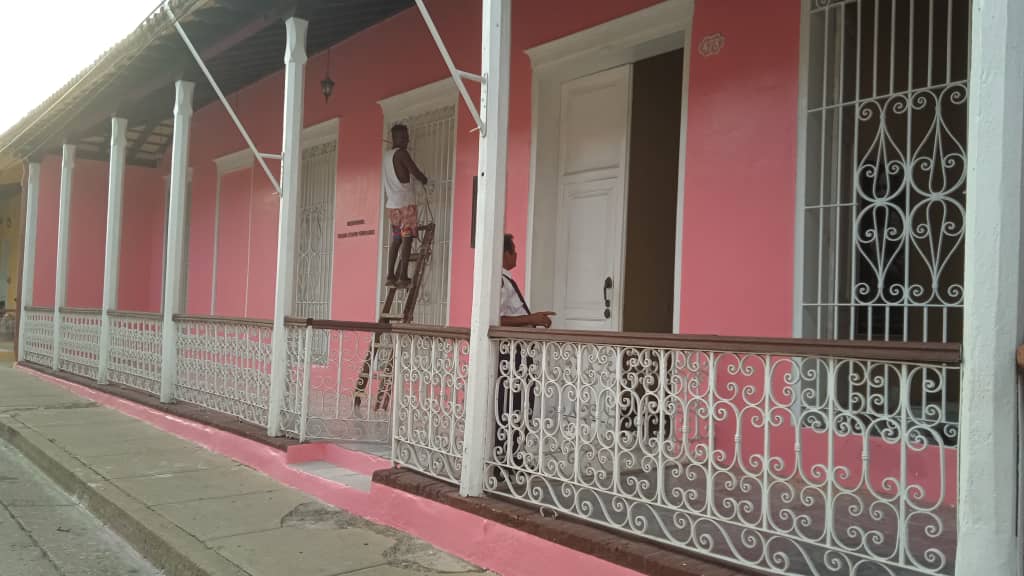 TeresaBoue's tweet photo. En Santiago de Cuba trabajador@s del Memorial Vilma Espín Guillois reparan el local y crean condiciones para celebrar el cumpleaños 15 de su creación. Felicidades para todas las personas que hecho posible que se consolide #ElLegadoDeVilma 
#MujeresEnRevolución https://t.co/ZYk6uae7Sb