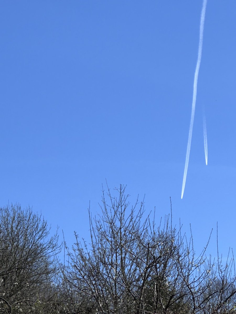 NormanHowick's tweet photo. Contrail and chemtrail. So how come one dissipates and the other doesn’t? #geoengineering #chemtrails https://t.co/vw0rYFFmTb